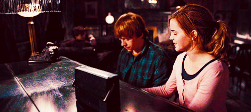 Ron-and-Hermione-GIF-harry-potter-28884196-500-224