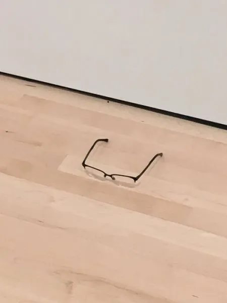 Κάποιος άφησε τα γυαλιά του σε πάτωμα μουσείου και όλοι νόμιζαν ότι είναι έργο τέχνης!