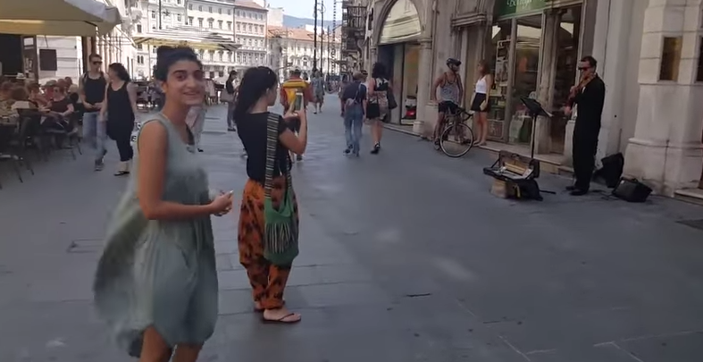 Viral: Ενθάρρυνε την κόρη του να χορέψει στο δρόμο και το αποτέλεσμα είναι μαγικό!