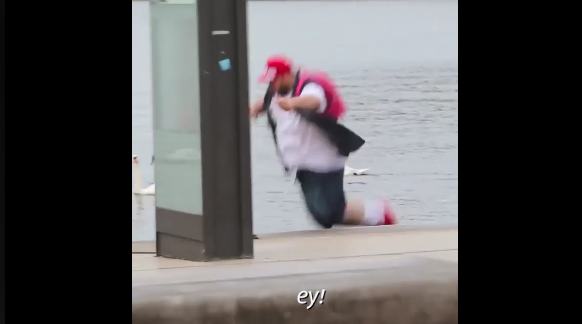 Απίστευτο σκηνικό: Έπεσε στο λιμάνι ενώ έπαιζε Pokemon Go!
