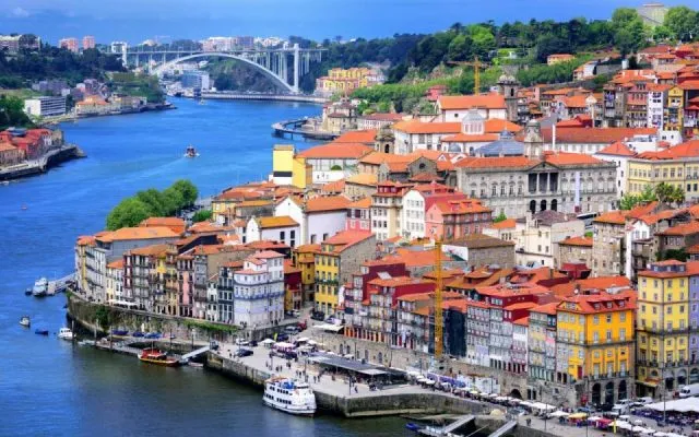 Porto-old-town-and-river-Douro-cropped-xlarge