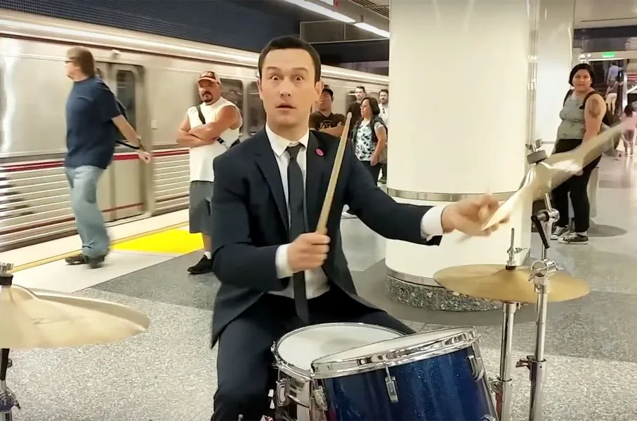 O Joseph Gordon Levitt παίζει drums στο μετρό και δε νοιάζει κανέναν!