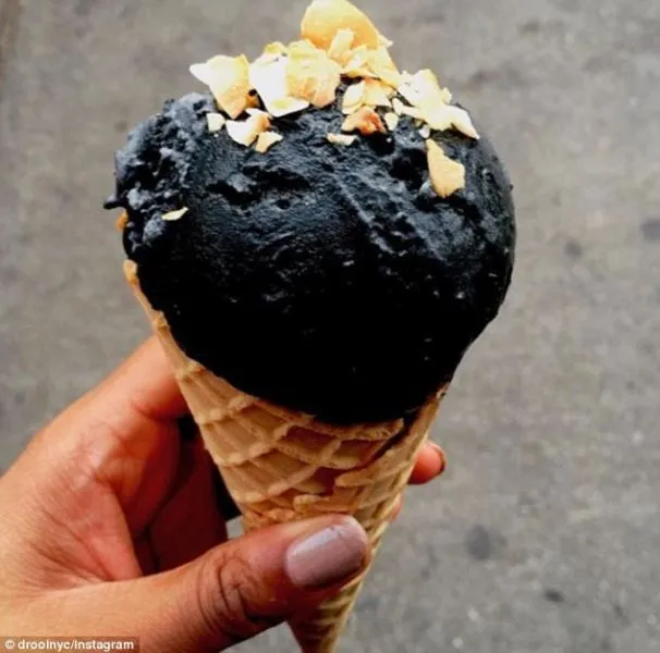 Νέο trend στα γλυκά: Μαύρο παγωτό!