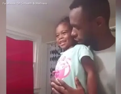 Viral: Ένας μπαμπάς μαθαίνει στην κόρη του πώς να έχει αυτοπεποίθηση!