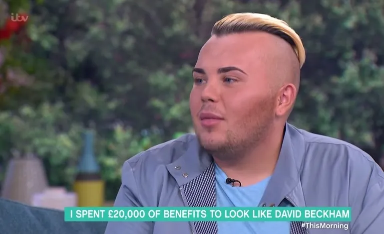 Ξόδεψε 20.000 δολάρια για να μοιάσει στον David Beckham και...κατέληξε να μοιάζει με τη Miley Cyrus!