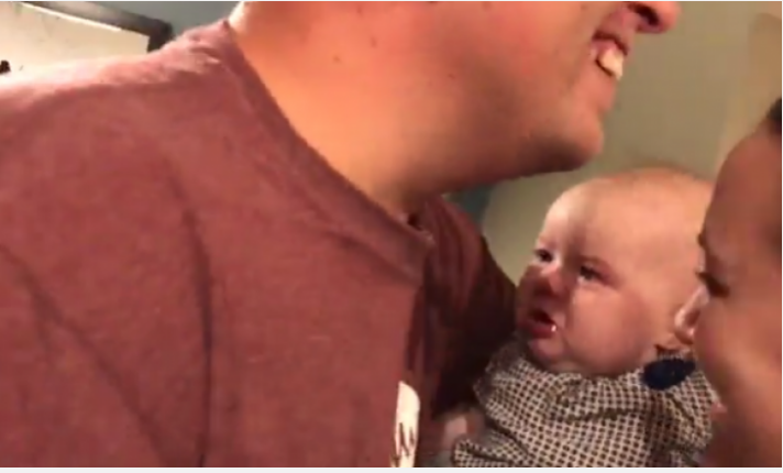 Μωράκι ζηλεύει όταν φιλιούνται οι γονείς του και κλαίει (βίντεο)