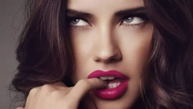 adriana_lima_face_close-up_mysterious_lips