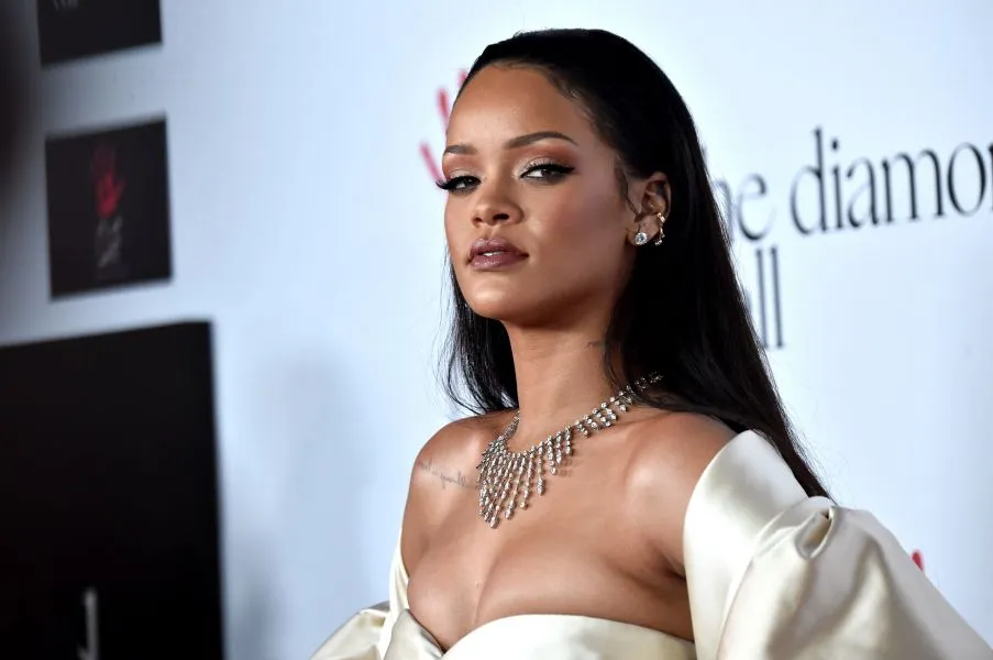 Rihanna: Πιο σέξι από ποτέ στο βίντεο που ανέβασε για το νέο της άρωμα!