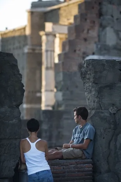 A_young_couple_relaxing_and_chatting_at_the_Roman_Forum_-_3107