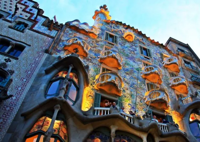 Gaudis_Barcelona_(8202432438)