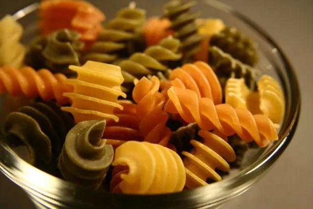 15335-uncooked-rotini-pasta-on-a-counter-pv