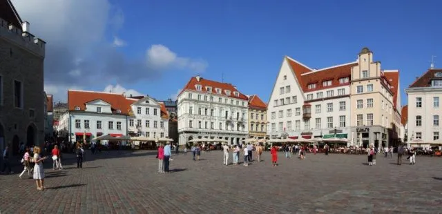 Tallinn_-_Town_Hall_Square_(Raekoja_plats)