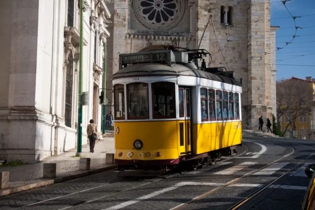 Lisbon_tram_next_to_Lisbon_Cathedral