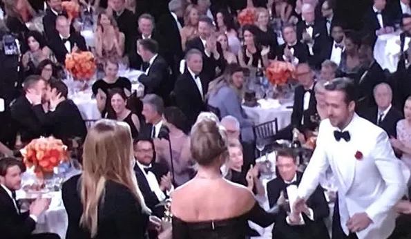 Χρυσές σφαίρες 2017: Ενώ ο Ryan Gosling έπαιρνε το βραβείο του συνέβη κάτι ΠΟΛΥ άβολο (βίντεο)
