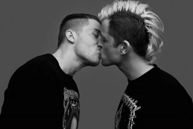 couples-passionately-kissing-ben-lamberty-8-5875dfe14a719__880