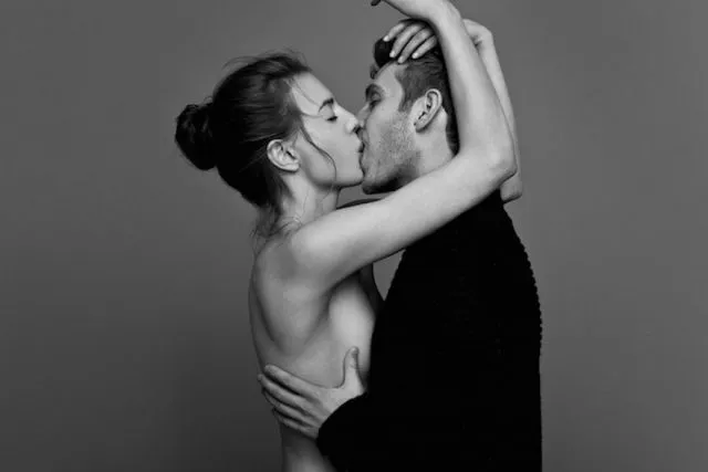 couples-passionately-kissing-ben-lamberty-9-5875dfe3415d9__880