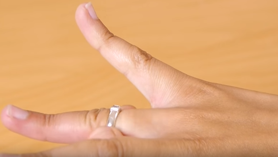 Σφήνωσε ένα δαχτυλίδι στο χέρι σου; Δες πώς μπορείς να το βγάλεις!