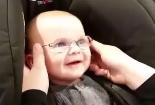 Η συγκινητική στιγμή που ένα μωρό βλέπει για πρώτη φορά τη μητέρα του (video)