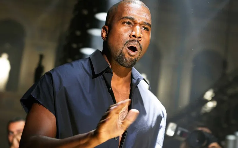 Viral: Το άγαλμα που τρολάρει ανεπανάληπτα τον Kanye West και έχει προκαλέσει αντιδράσεις!