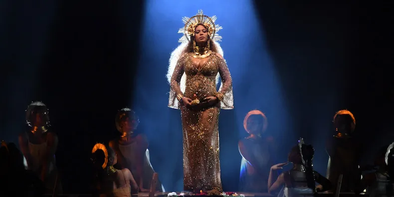 Grammys 2017: Δείτε εδώ την απίστευτη εμφάνιση της Beyonce (video)