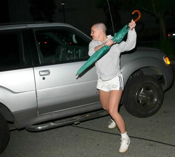 Σε δημοπρασία η ομπρέλα με την οποία η Britney Spears χτύπησε παπαράτσι!