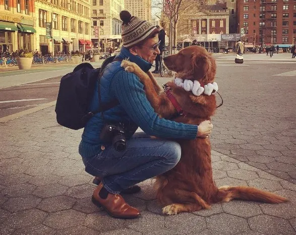 Ο σκύλος που μοιράζει αγκαλιές σε περαστικούς είναι ό,τι πιο γλυκό έχεις δει!