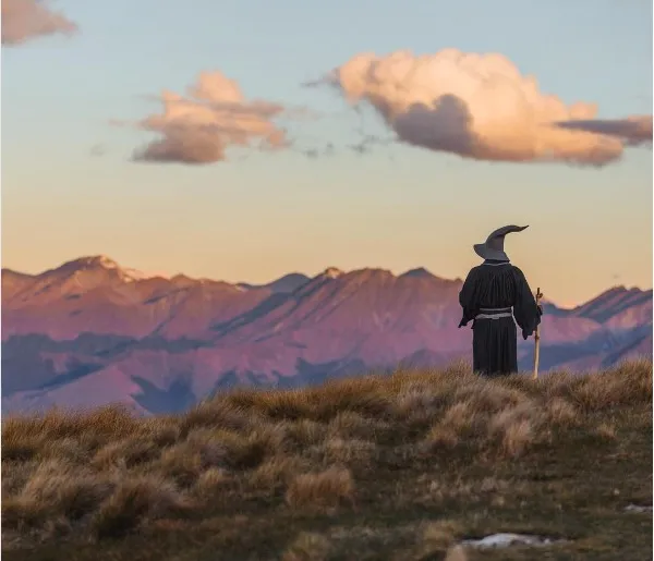 Ένας φωτογράφος ταξιδεύει σε όλη τη Νέα Ζηλανδία ντυμένος ως Gandalf!
