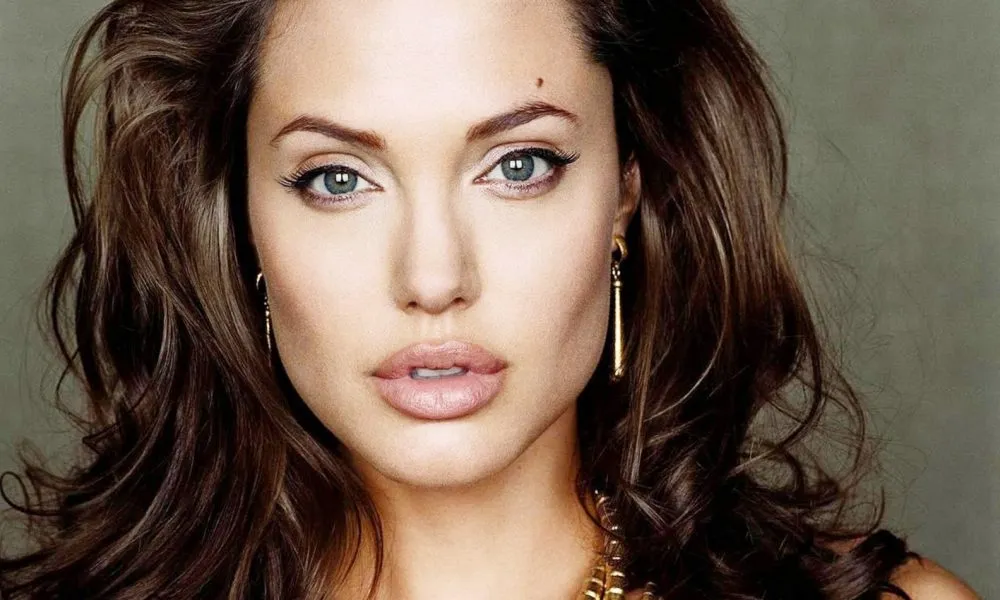 Και όμως αυτός μάλλον είναι ο νέος σύντροφος της Angelina Jolie!