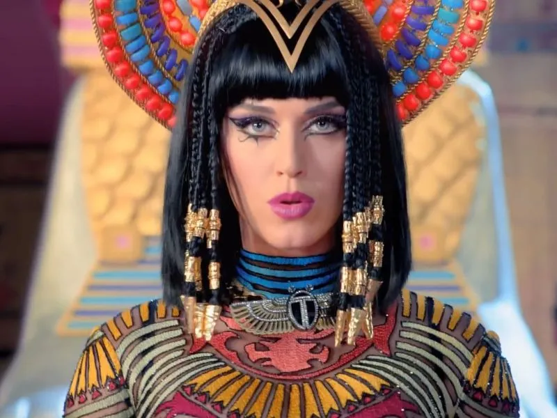 Μπορείς να μαντέψεις τι ετοιμάζει η Katy Perry για τις 10 Φεβρουαρίου;