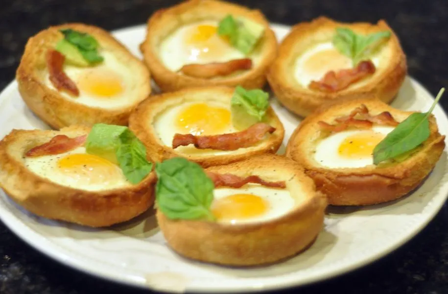 Συνταγή των 5 λεπτών: Αυγά ψητά μέσα σε ψωμί!