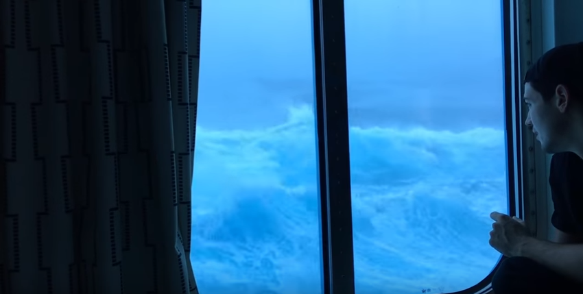 Σκηνικό βγαλμένο από ταινία τρόμου: Κρουαζιερόπλοιο αντιμετωπίζει κύματα 9 μέτρων! (βίντεο)