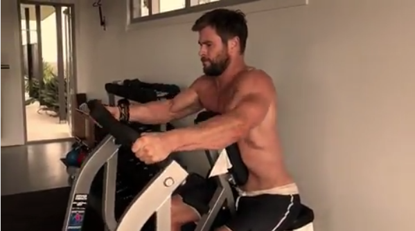 Νιώθεις down σήμερα; Ορίστε ένα βίντεο του Chris Hemsworth να γυμνάζεται!
