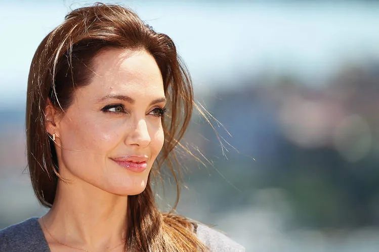 Η απίστευτη ομοιότητα της Angelina Jolie με την μητέρα της!