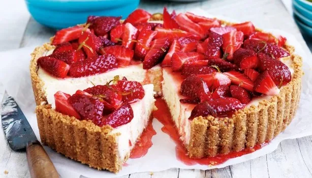 Συνταγές: Φτιάξε τη πιο νόστιμη τάρτα φράουλας με ινδοκάρυδο!