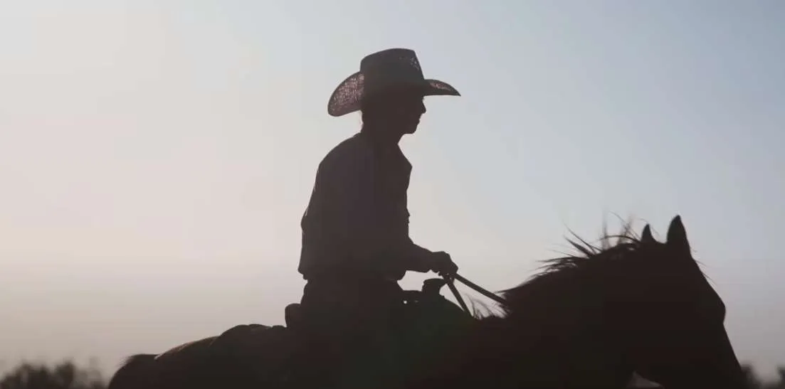 How to Be a Cowboy: Η 1η σεζόν της σειράς που σου διδάσκει την παράδοση των καουμπόηδων έρχεται στο Netflix