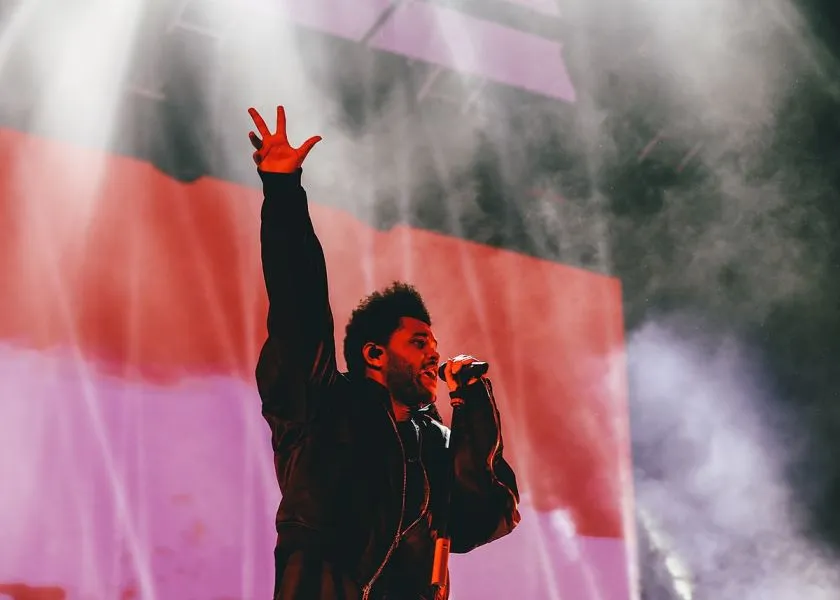 Weeknd: Ο πρώτος καλλιτέχνης που έφτασε τους 100 εκατομμύρια μηνιαίους ακροατές στο Spotify