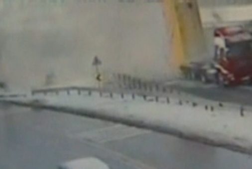 Φορτηγό γκρεμίζει γέφυρα στη Τουρκία