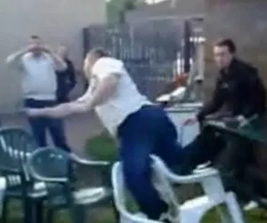 Το video της ημέρας | Λιώμα στο μεθύσι πηδάει καρέκλες!