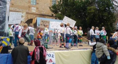 Μαθητές ντύθηκαν κολλητήρια διαμαρτυρόμενοι για το στεγαστικό τους πρόβλημα 