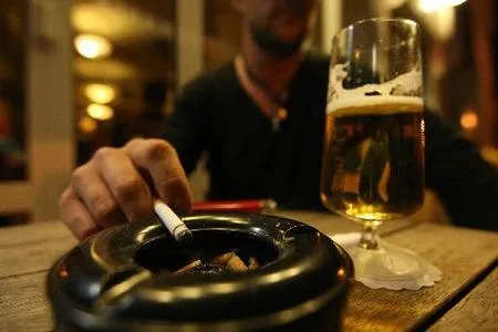 Αντικαπνιστικός νόμος: Ήρθαν και τα πρώτα πρόστιμα για τσιγάρο στην Αθήνα