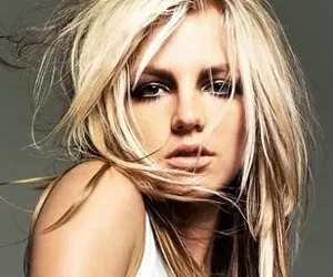 Ευχές στη Britney με εντυπωσιακό βίντεο με ντόμινο!