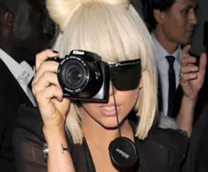 Lady Gaga | Σχεδιάζει Polaroid!