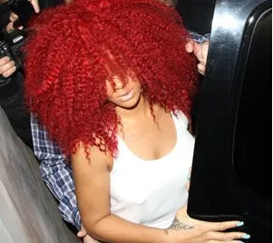 Rihanna | Τη βλέπετε πίσω από το μαλλί;;