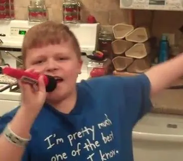 Ο μικρός Timmy τραγουδά Britney (και σκίζει!)