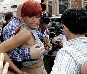Τι κάνει ο bodyguard της Rihanna;;;