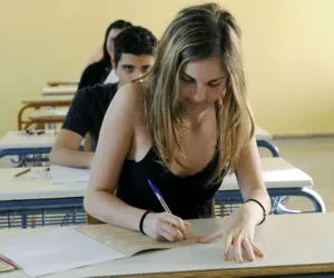 Μαθήτρια συγκεντρώνεται σε εξετάσεις μόνο με iPod!