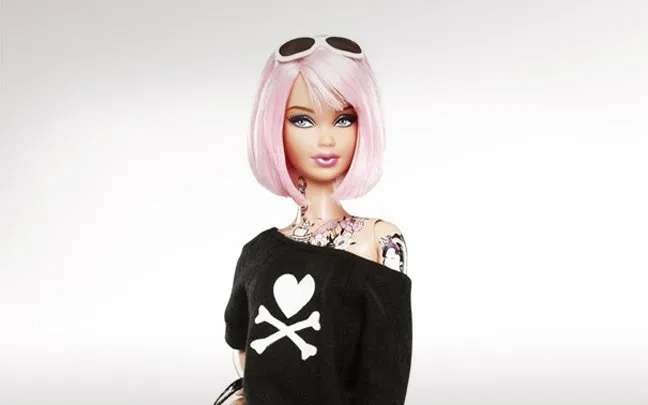 Η νέα Barbie έχει κοντά ροζ μαλλιά και tattoo