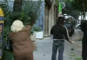 Riot Granny | Η ελληνίδα γιαγιά που πετάει πέτρες στα ΜΑΤ