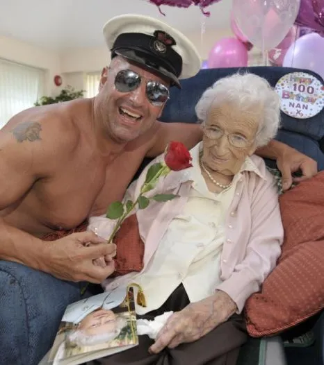 Ζήτησε στρίπερ για τα 100α γενέθλιά της!