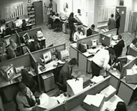 Τύπος σε πραγματική παράκρουση στο γραφείο [video]